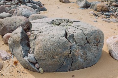 Yaşlı kayalar ve temiz hava, Letonya, güneşli gün.