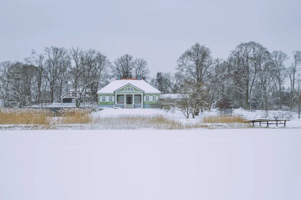 Hiver froid, neige et glace. Photo de voyage à Lettonie, lac Jugla . — Photo