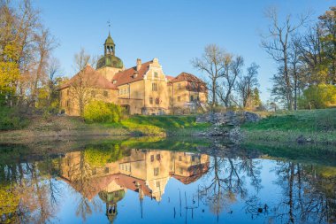 Letonya eski Mimarlık. Göl, Bina ve güneş. Seyahat fotoğraf