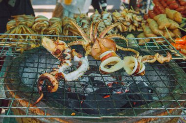 Kurutulmuş meyve ve balık. Kızarmış balık ürünleri. Seyahat fotoğraf 2016.