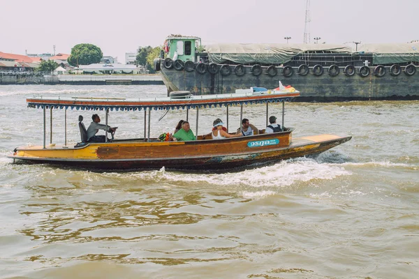 Baoats op de rivier. Reizen foto in Bankok. 2016 — Stockfoto