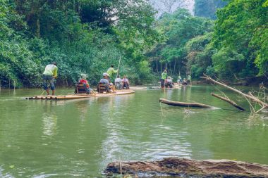 Tayland at salda insanlar sinek. Seyahat fotoğraf.