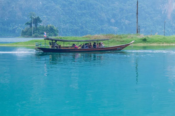 Mensen vliegen op het vlot in Thailand. Reizen foto. — Stockfoto