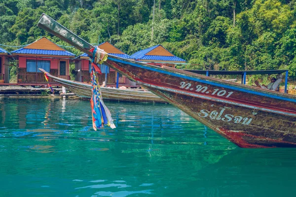 Lake, huizen, boot. in Thailand. Reizen foto. — Stockfoto