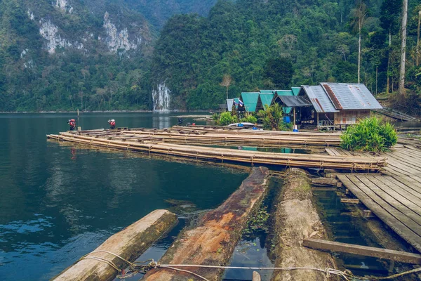 Mensen vliegen op het vlot in Thailand. Reizen foto. — Stockfoto