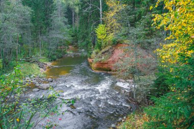 Kırmızı kayalıklarla ve nehir Amata Cesis adlı. 2012