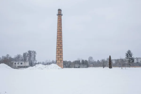 Городское фото в Латвии, старая башня. Зима, снег и строительство — стоковое фото