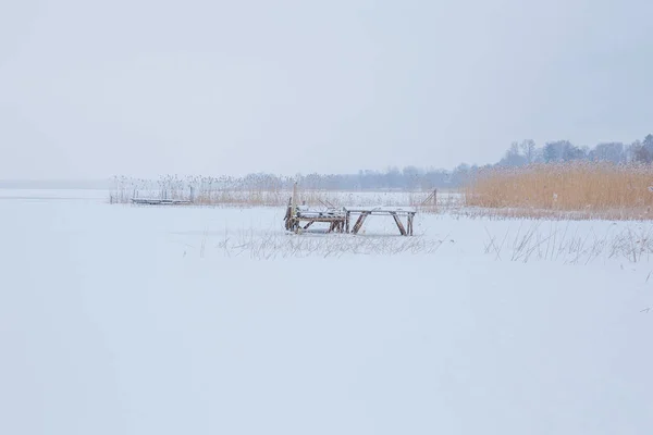 Lake Jugla is frost. Winter, snow and cold. Travel photo. — Stock Photo, Image