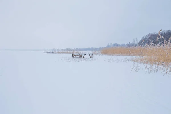 Lake Jugla is frost. Winter, snow and cold. Travel photo. — Stock Photo, Image