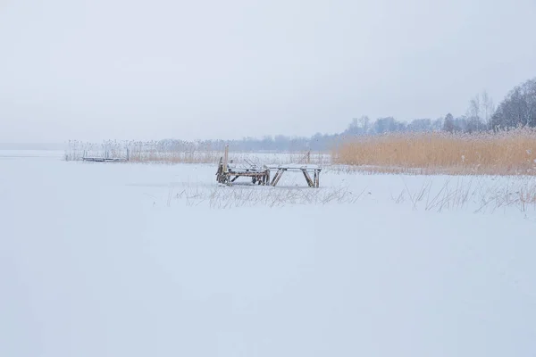 Lake Jugla is frost. Winter, snow and cold. Travel photo. — Stock Photo, Image