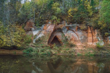 Kırmızı kayalıklarla City Masalaca, Letonya.