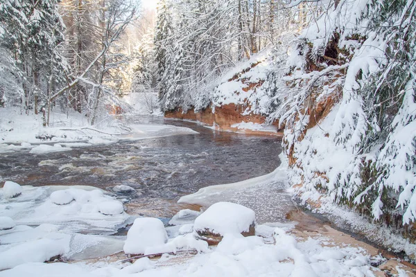 Rote Klippen und Fluss amata bei Cesis. 2013 — Stockfoto