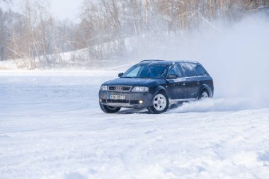 Audi allroad, kış. Seyahat fotoğraf.