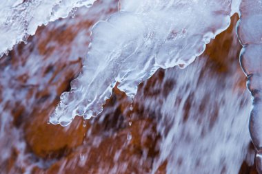 Kırmızı kaya şelale ve Letonya, buz. Seyahat fotoğraf. 2018