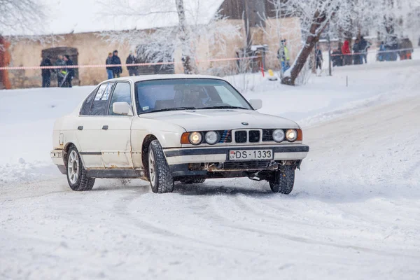 BMW em Frozzen maneira, inverno. Foto de viagem . — Fotografia de Stock