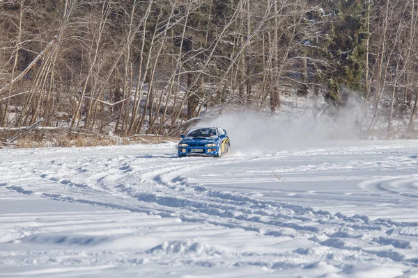 Subaru på just lake, vinter. Resa foto. — Stockfoto