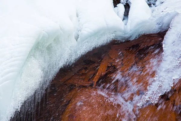 Cascada de roca roja y hielo en Letonia. Foto de viaje. 2018 — Foto de Stock