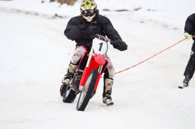 Şehir Cesis, Letonya, kış motokros, Motosiklet ile sürücü ve