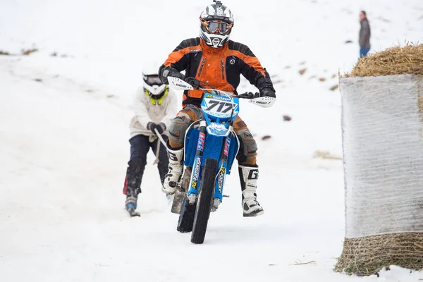 City Cesis, Letónia, Motocross de Inverno, Motorista com motocicleta e — Fotografia de Stock