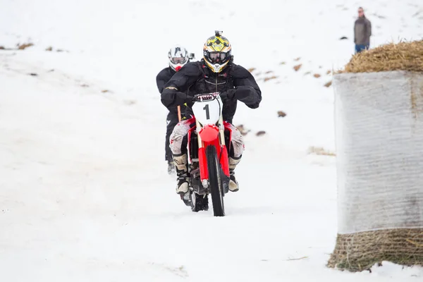 City Cesis, Letónia, Motocross de Inverno, Motorista com motocicleta e — Fotografia de Stock