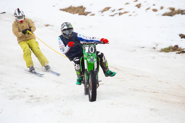 Stad Cesis, Letland, Winter motorcross, chauffeur met de motorfiets en — Stockfoto