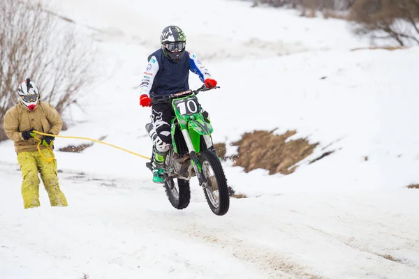 Staden Cesis, Lettland, vintern motocross, Driver med motorcykel och — Stockfoto