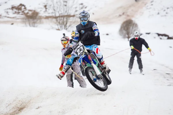 City Cesis, Lettonie, Motocross d'hiver, Conducteur avec moto et — Photo