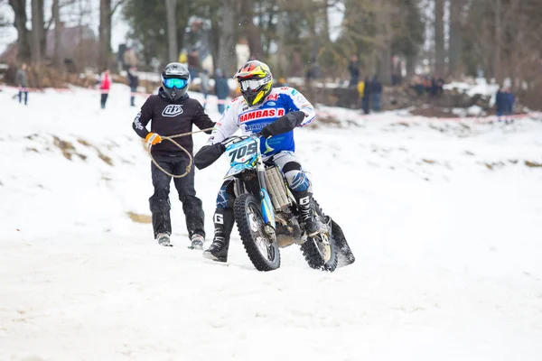 Stad Cesis, Letland, Winter motorcross, chauffeur met de motorfiets en — Stockfoto