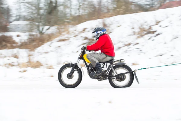 City Cesis, Letónia, Motocross de Inverno, Motorista com motocicleta e — Fotografia de Stock