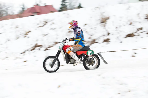 Stad Cesis, Letland, Winter motorcross, chauffeur met de motorfiets en — Stockfoto