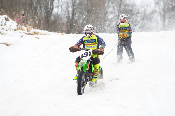 Stad Cesis, Letland, Winter motorcross, chauffeur met de motorfiets en — Stockfoto