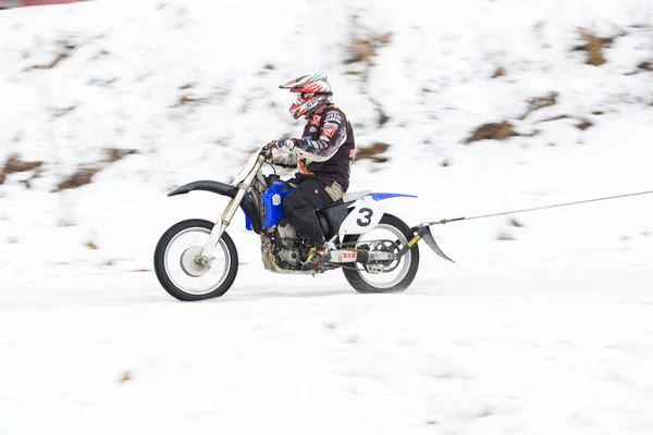 Şehir Cesis, Letonya, kış motokros, Motosiklet ile sürücü ve — Stok fotoğraf