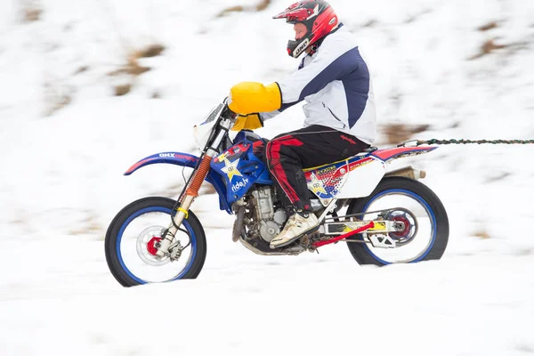 Stadt Cesis, Lettland, Winter-Motocross, Fahrer mit Motorrad und — Stockfoto