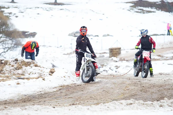 Staden Cesis, Lettland, vintern motocross, Driver med motorcykel och — Stockfoto