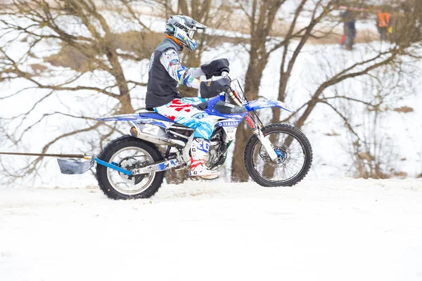 Stadt Cesis, Lettland, Winter-Motocross, Fahrer mit Motorrad und — Stockfoto