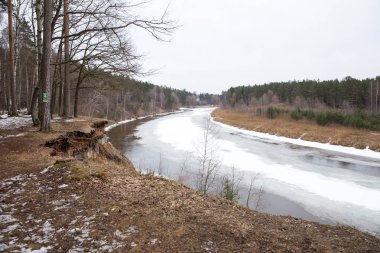 Valmiera şehrindeki eski Gauja Nehri. kış 2018.