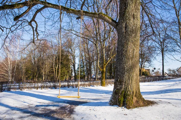 Parque de la ciudad vieja, ciudad Cesis y columpio, Letonia . — Foto de Stock