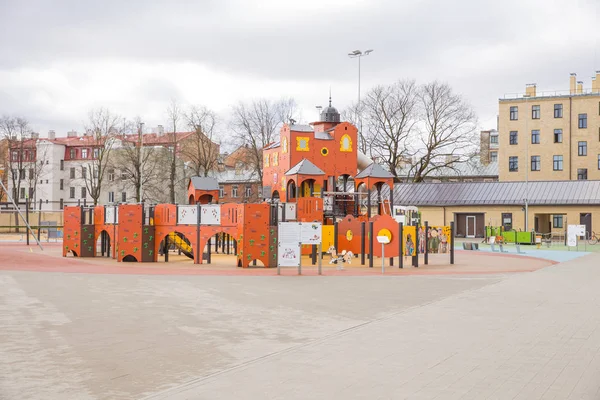 Pleyground bij het center, volkeren en huizen. — Stockfoto