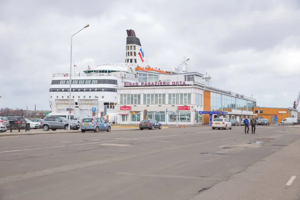 Navio Tallink no porto de Riga. Vista urbana da cidade . — Fotografia de Stock
