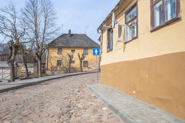 Centro da cidade velha e casas na Letónia . — Fotografia de Stock