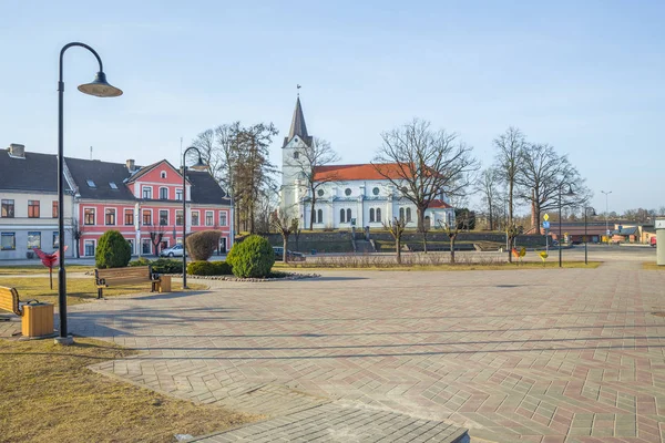 Staré centrum města a kostela v Saldus, Lotyšsko. — Stock fotografie