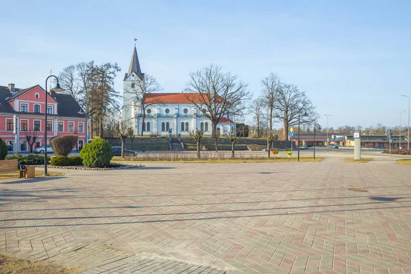 Antiguo centro de la ciudad e iglesia en Saldus, Letonia . — Foto de Stock