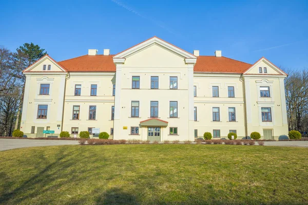 Centro da cidade velha e casa em Saldus, Letónia . — Fotografia de Stock