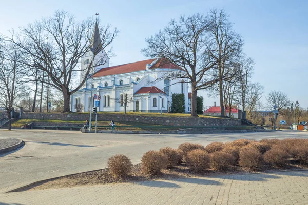 Antiguo centro de la ciudad e iglesia en Saldus, Letonia . — Foto de Stock