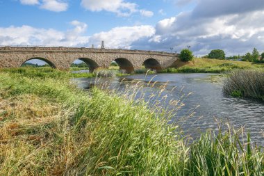 Kandava sabah erken zamanında Abava Nehri.
