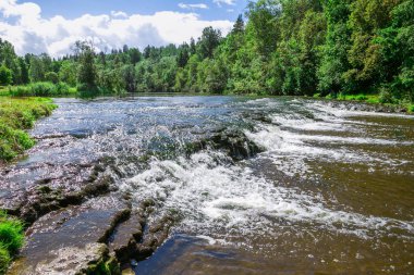 Kandava sabah erken zamanında Abava Nehri. 2017 Kandava