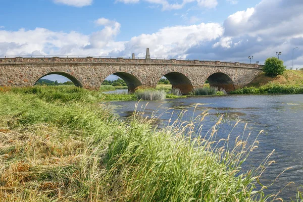 Kandava sabah erken zamanında Abava Nehri.