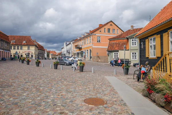 Centro da cidade velha em Kuldiga, Letônia. É a construção da história. . — Fotografia de Stock