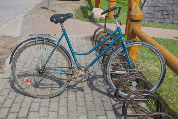 Oude Sovjet-Unie vintage retro fiets in het voorjaar. Reizen foto. — Stockfoto