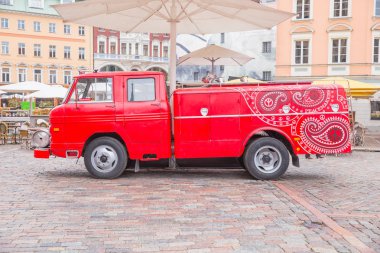 Eski yangın kamyon araba Street. Kentsel şehir fotoğraf. 